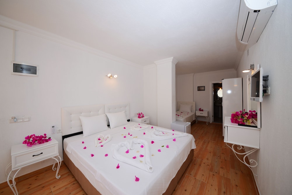 Signature, Triple, 1 Double and 1 Single Bed, Garden Area