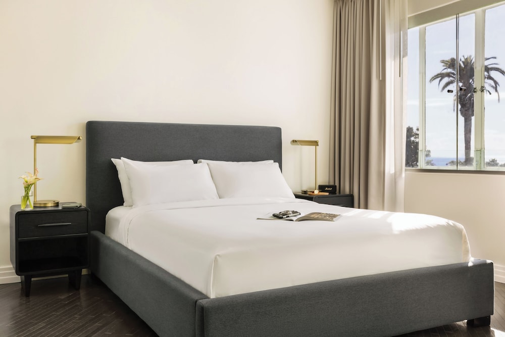 DELUXE, KING BED