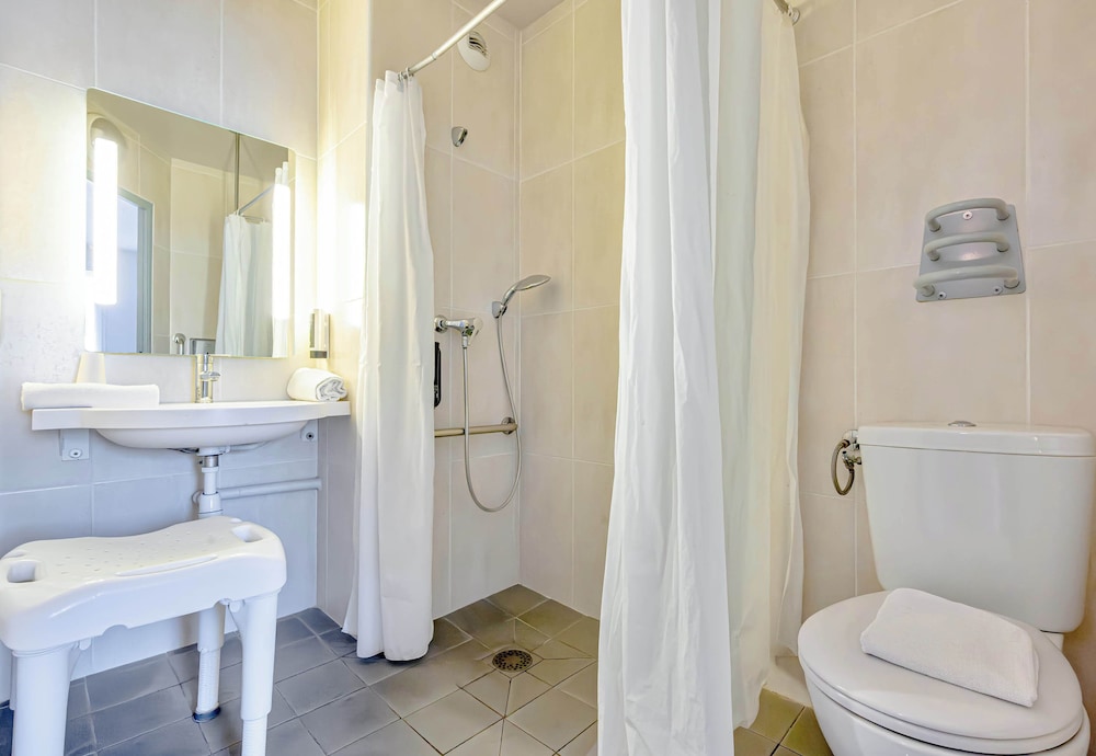 غرفة بسرير مزدوج لذوي الإعاقة، B&B Hotel Brignoles 3/4