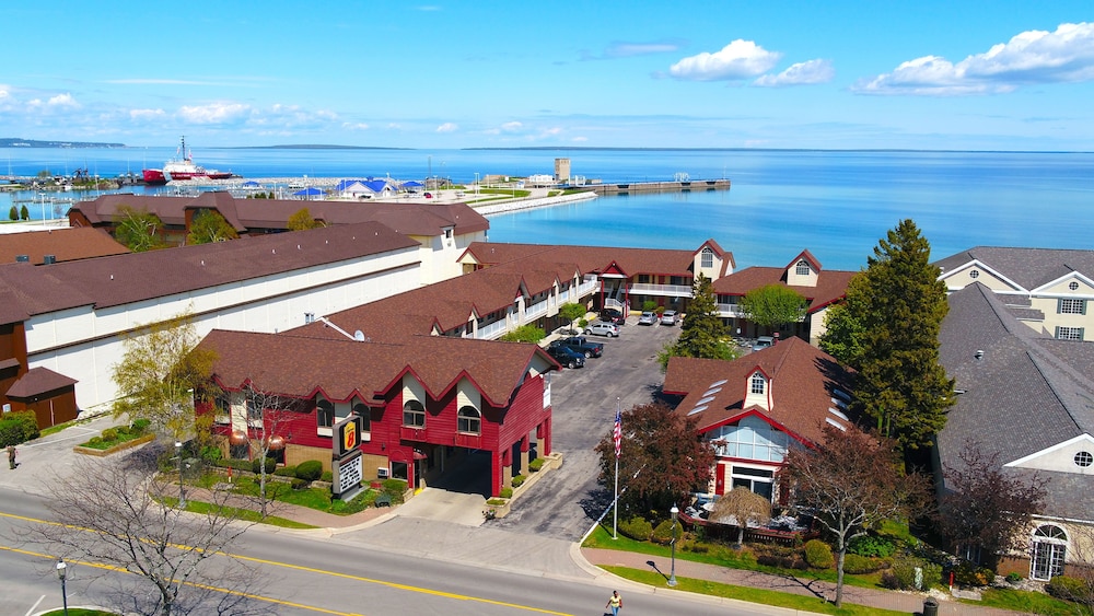 Super 8 by Wyndham Mackinaw City/Beachfront Area photo3