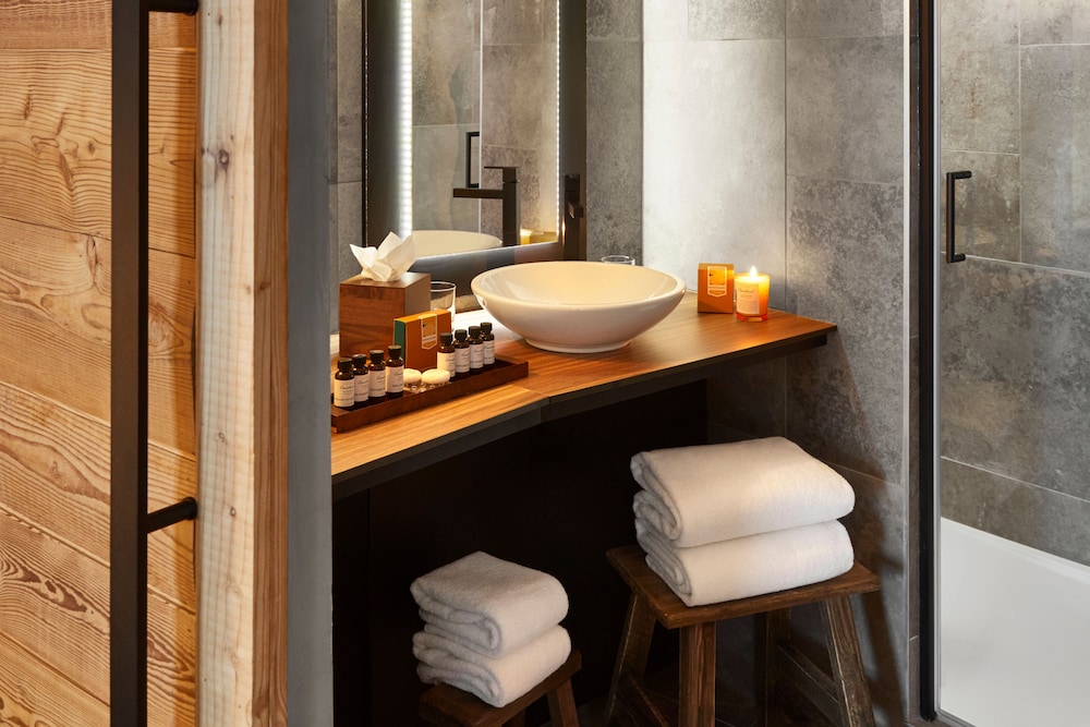 جناح كبير بسريرين كينج مع أريكة، Ecrin Blanc Resort Courchevel 2/3