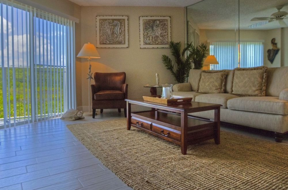Ocean Pointe Suites Hotel 31/38