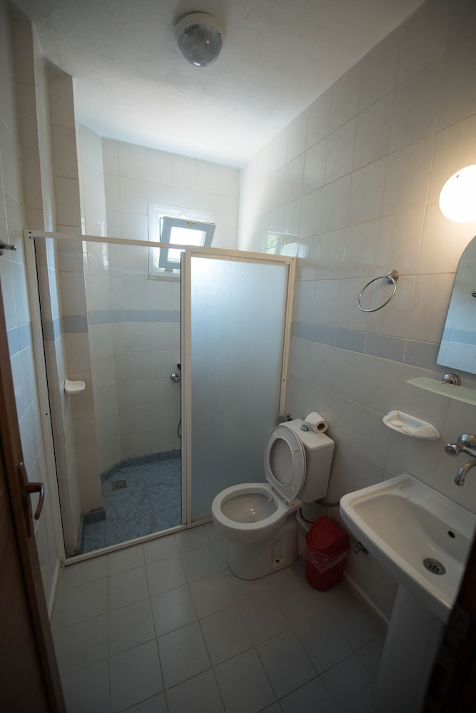 ROOM, DOUBLE OR TWIN BED