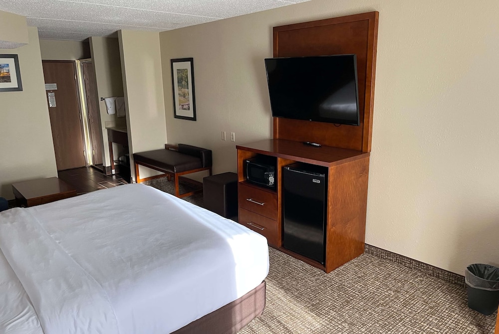 Wingate by Wyndham Clearfield 8/25