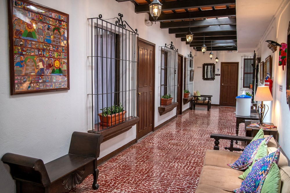 LAS CAMELIAS INN 27/50