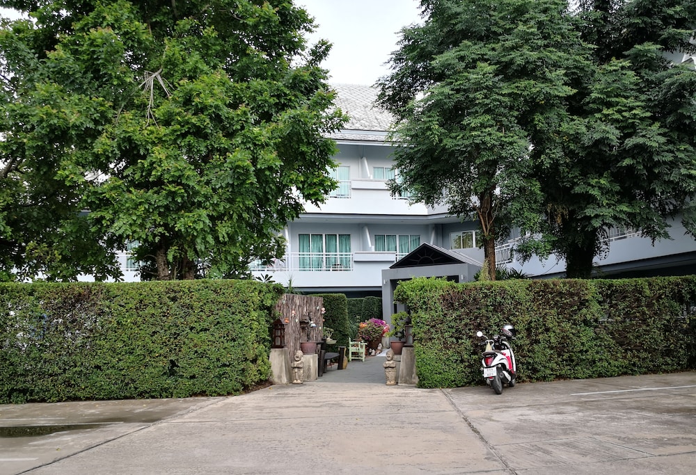 Baan Suksiri Hotel 26/36