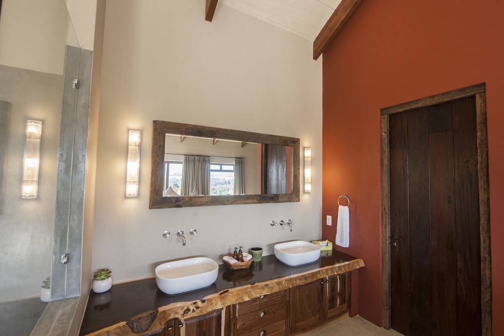 Tamodi Lodge and Stables 48/50
