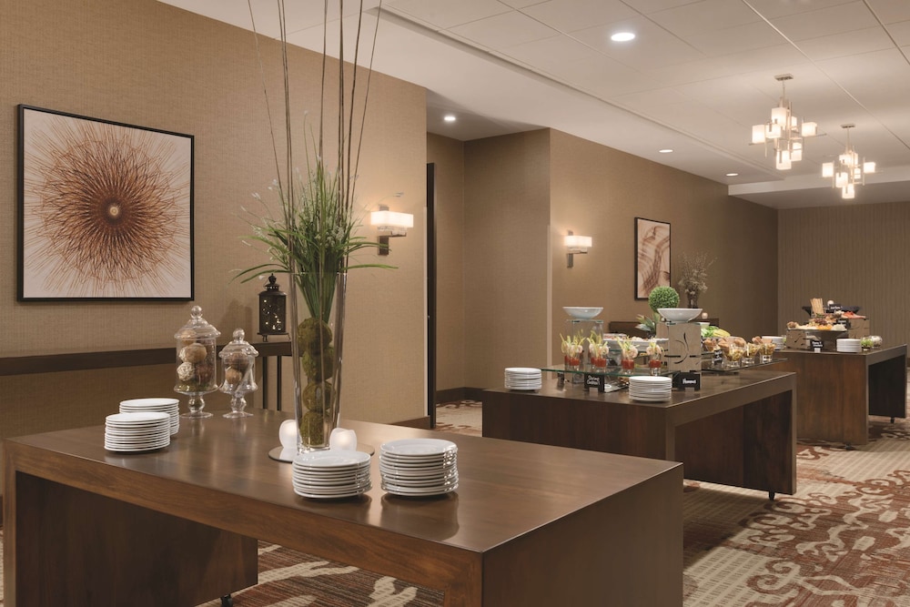 Embassy Suites Akron-Canton Airport 40/58