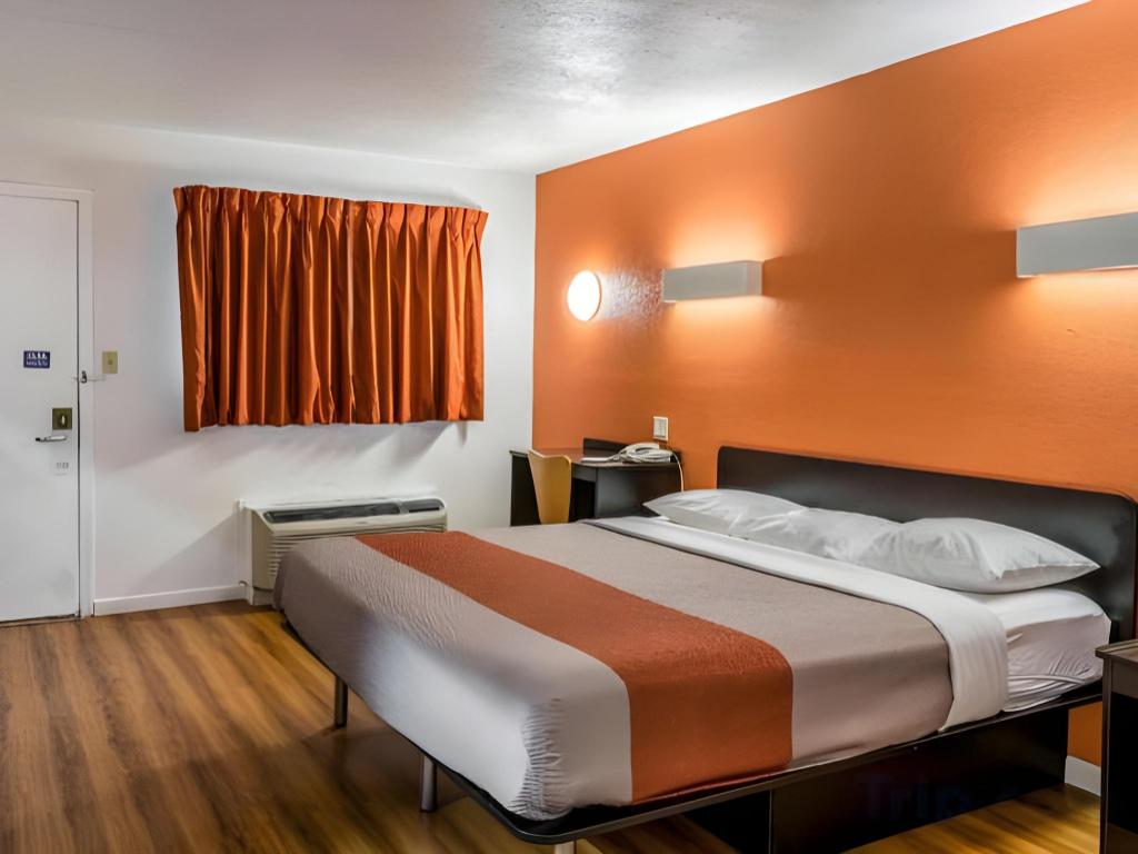 Room, Queen Bed, Smoking, Motel6 Tacoma, WA - Fife 9/10