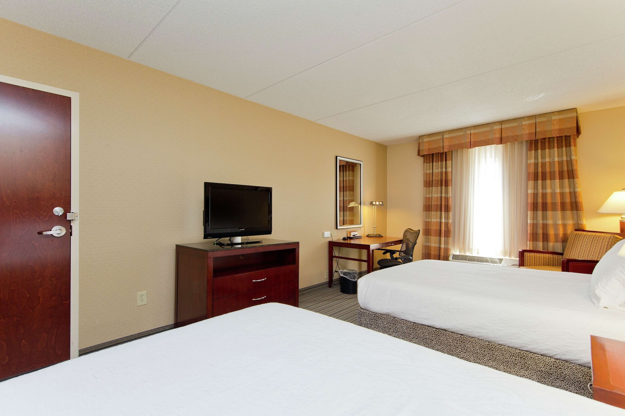 Evolution, 2 Queen Beds، Hilton Garden Inn Winchester 3/9