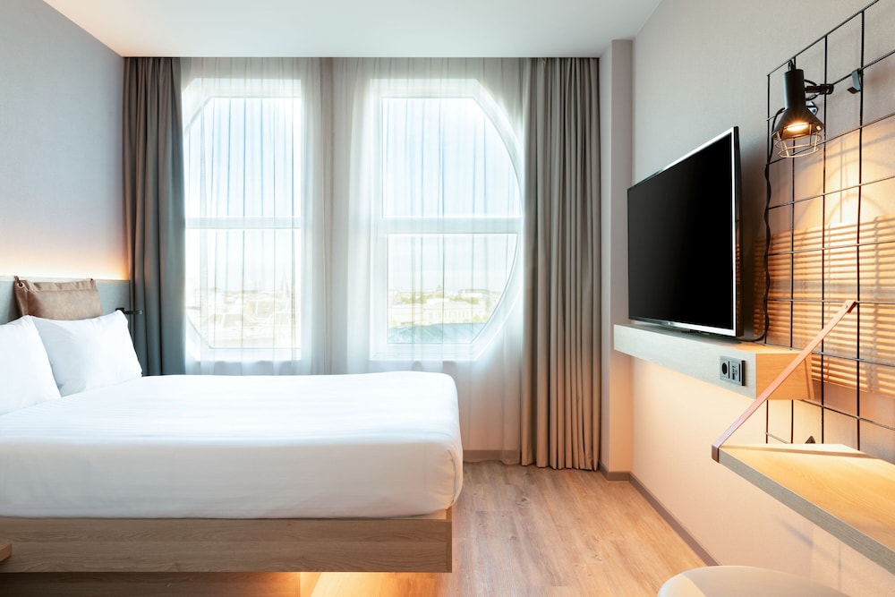 Room, Queen Bed, City View