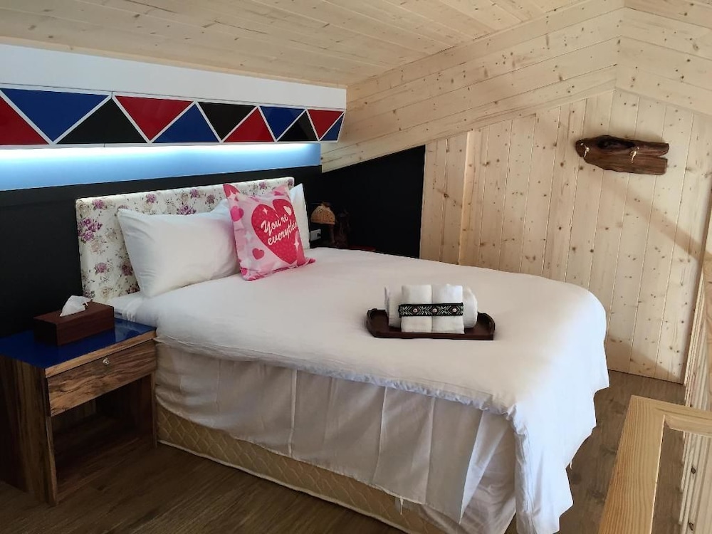 Mezzanine, Family, 2 Double Beds، Applause In The Mountain 2/2