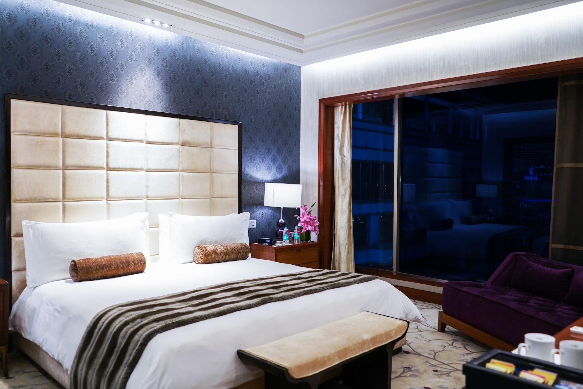 1 Bedroom, Suite, Dining Area, Club Lounge Access