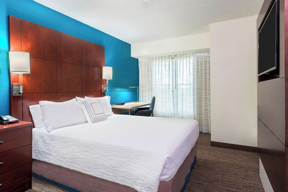 STUDIO, QUEEN BED, SOFA, ACCESSIBLE