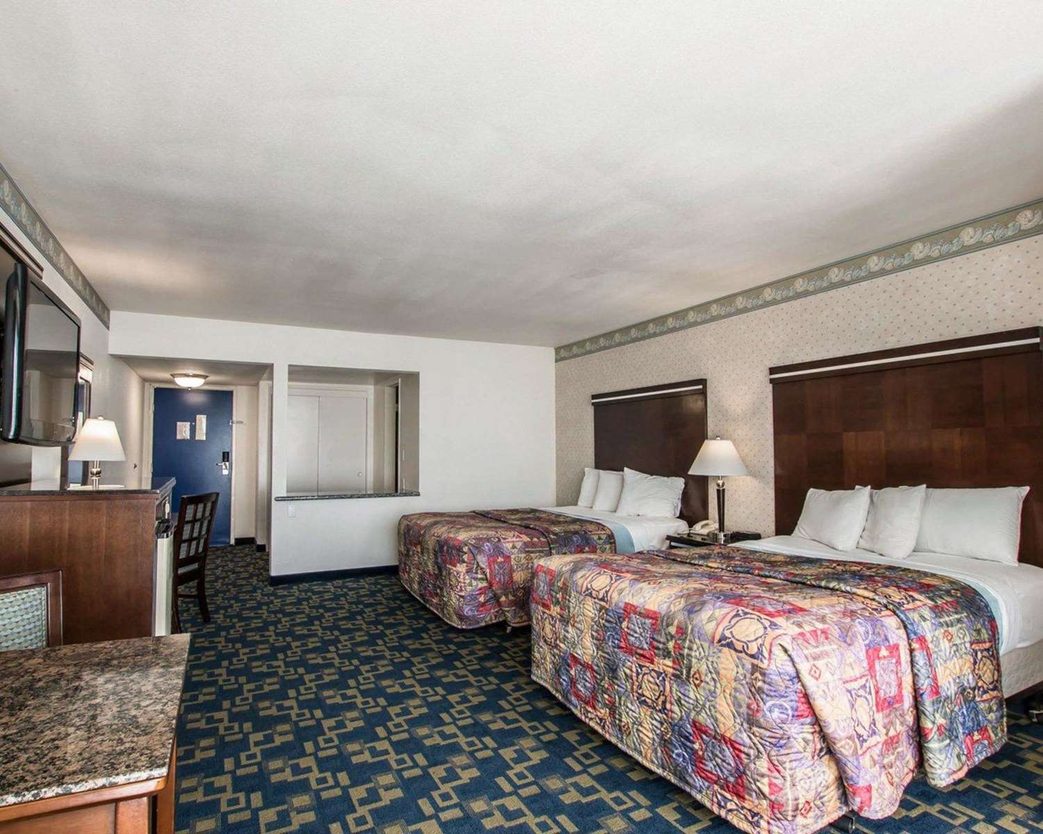 2 Queen Beds - Non-Smoking, Micfridge