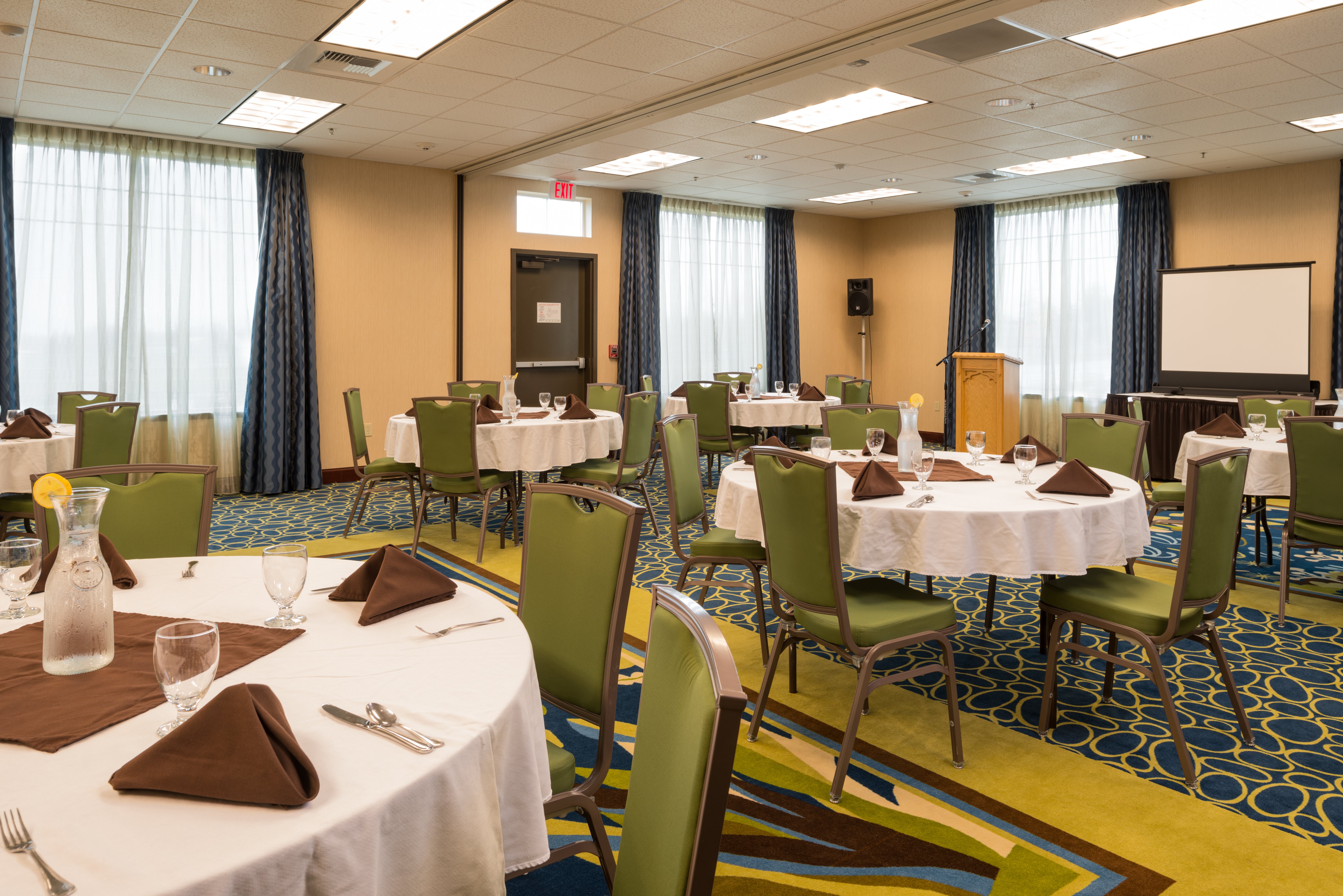Holiday Inn Express Hotel & Suites North Sequim 63/77