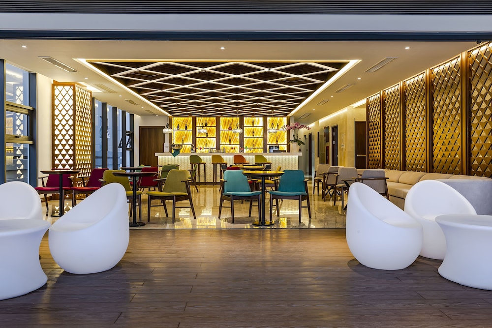 Maximilan Danang Beach Hotel 21/48