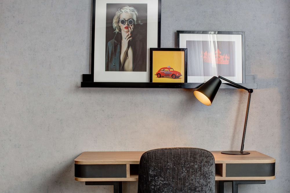 Radisson Red London Heathrow 60/64