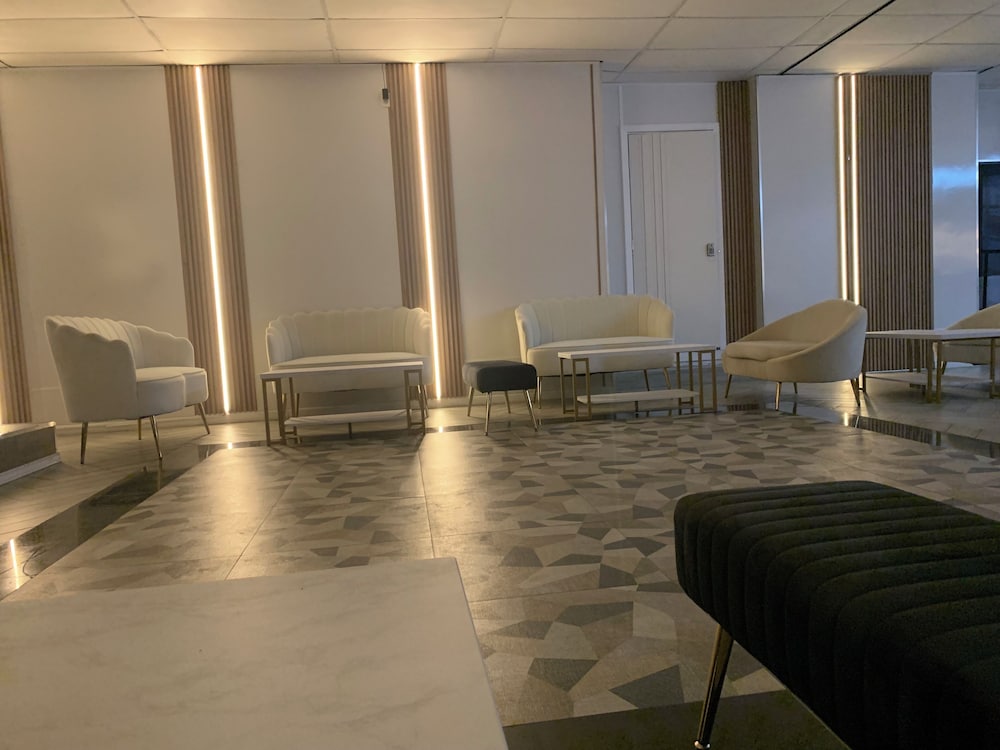 R Nite Star Inn & Suite 38/65