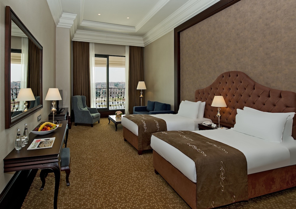 DELUXE, SUITE, TWIN BEDS