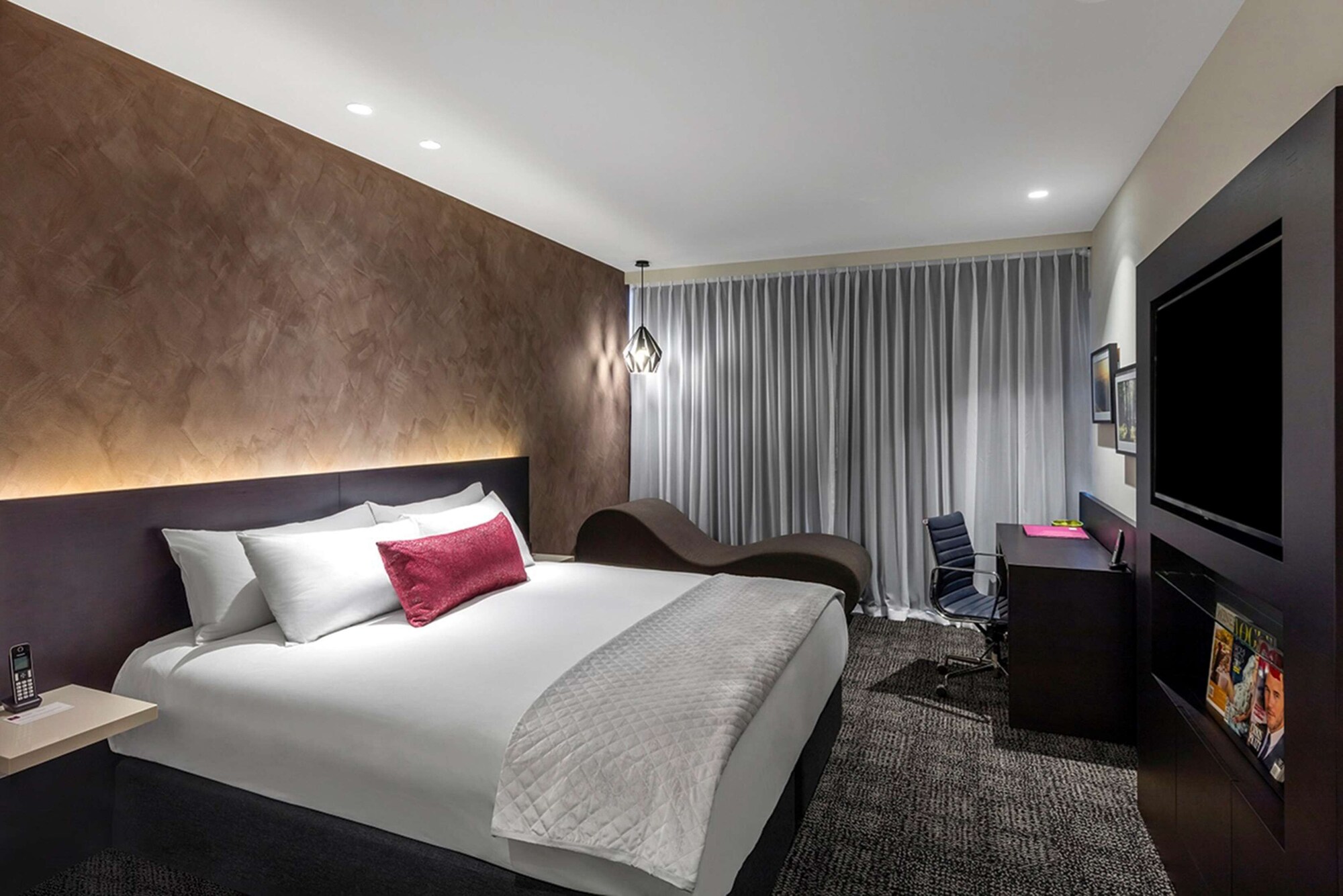 EXECUTIVE, KING BED