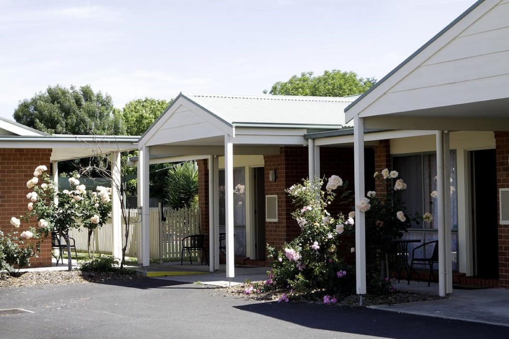 ROSE GARDEN MOTEL 2/55