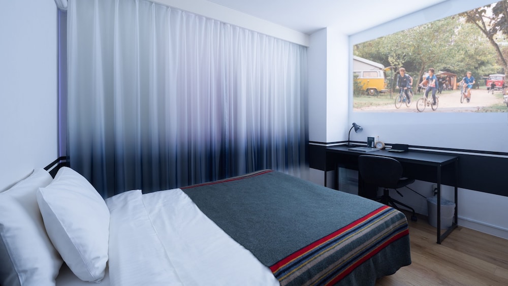 Theater, Double Bed