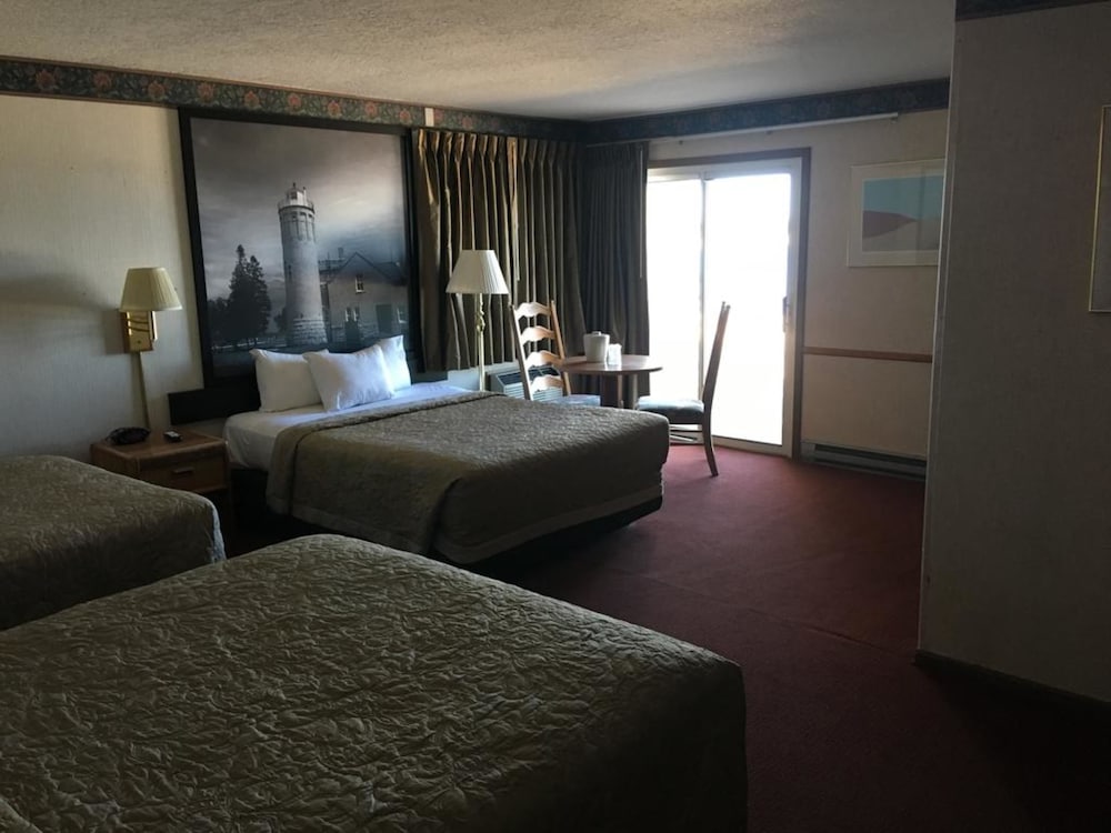 Super 8 by Wyndham Mackinaw City/Beachfront Area 16/25