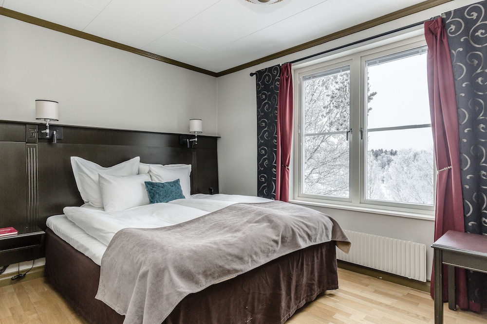 STANDARD, QUEEN BED
