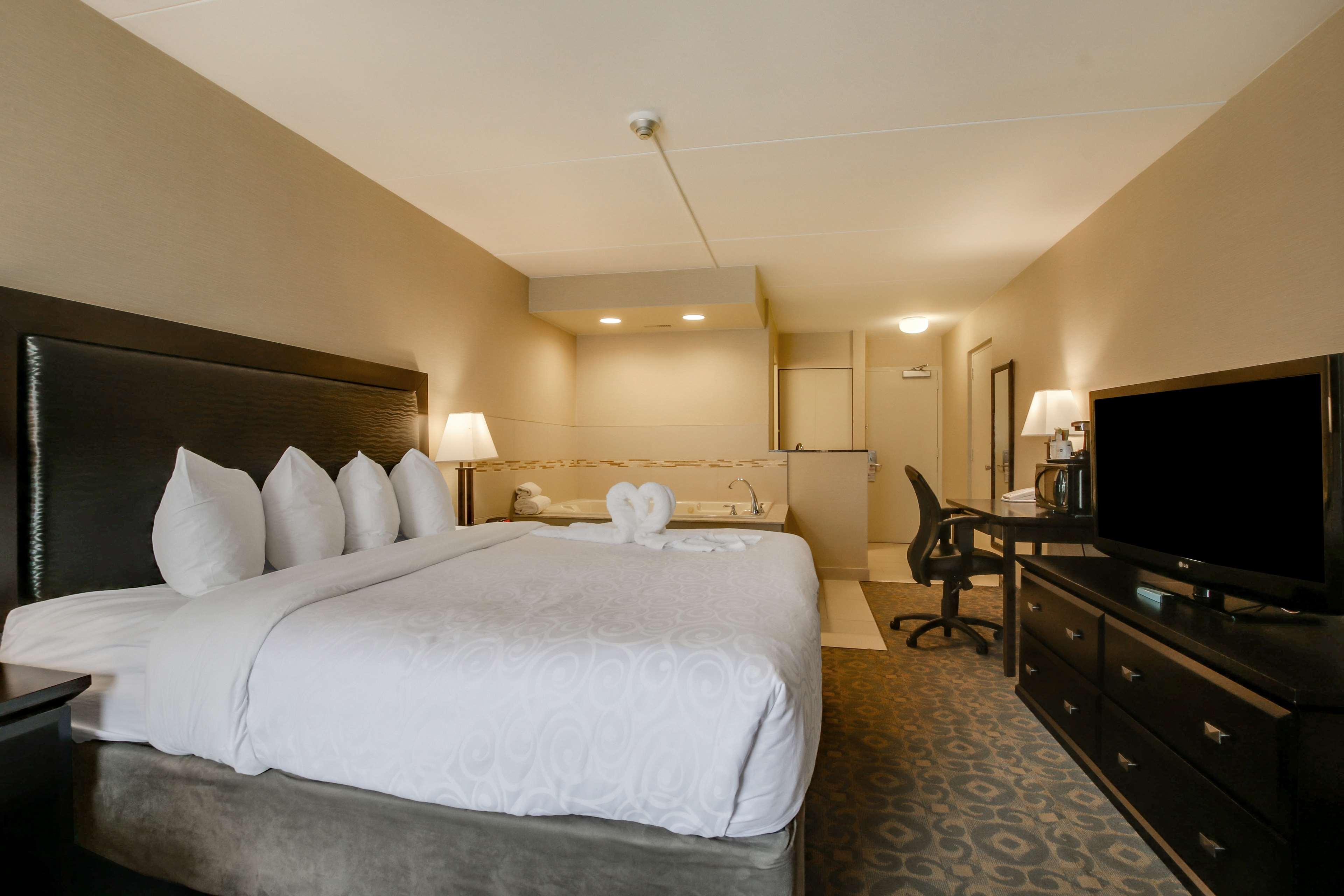 Room, King Bed, Jetted Tub, East Wing