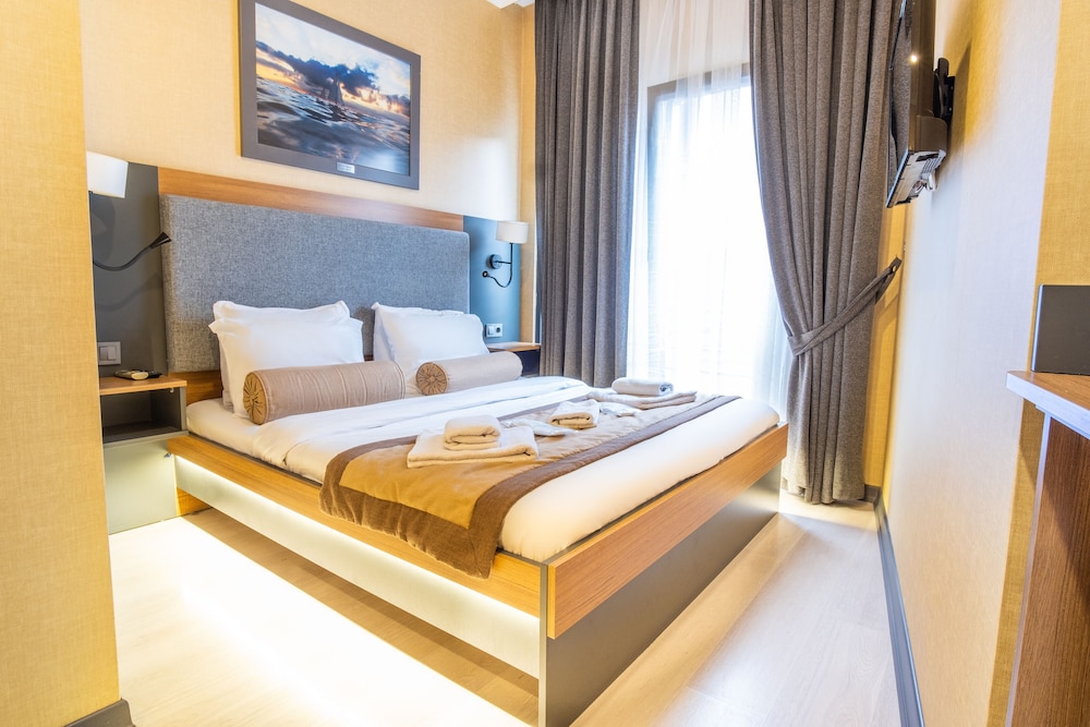DELUXE, QUEEN BED