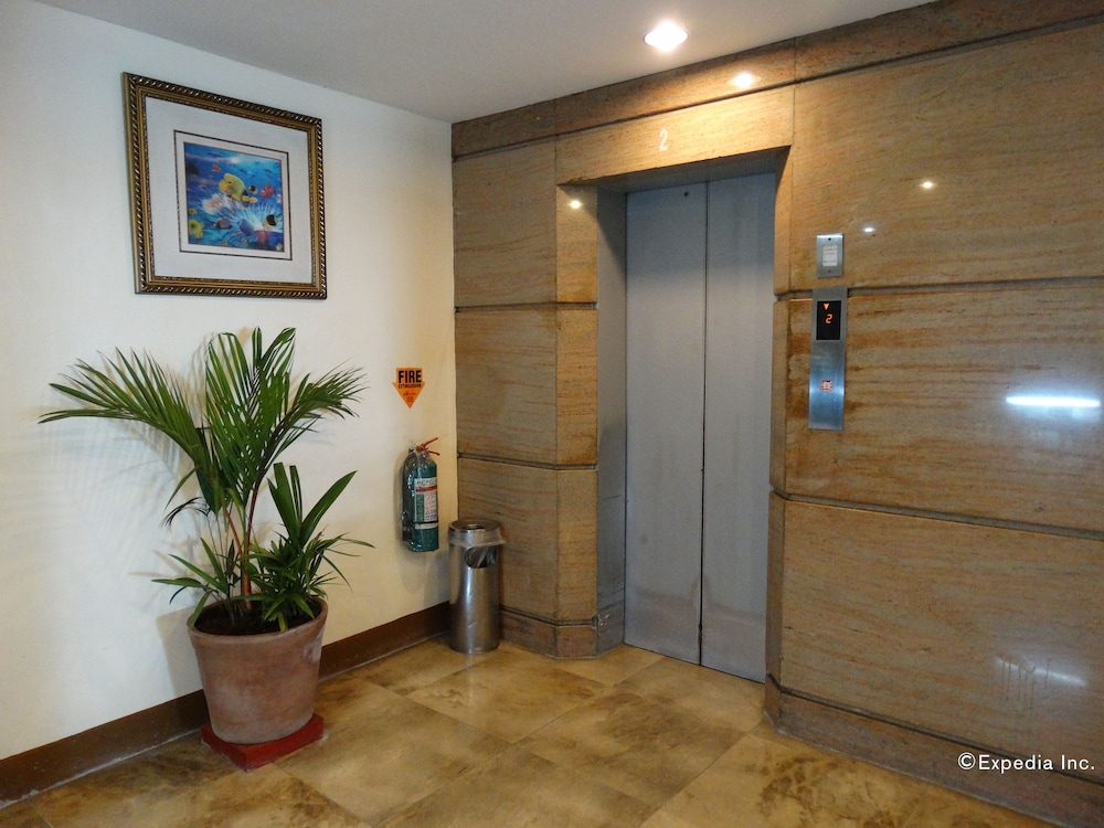 Aloha Hotel 5/48