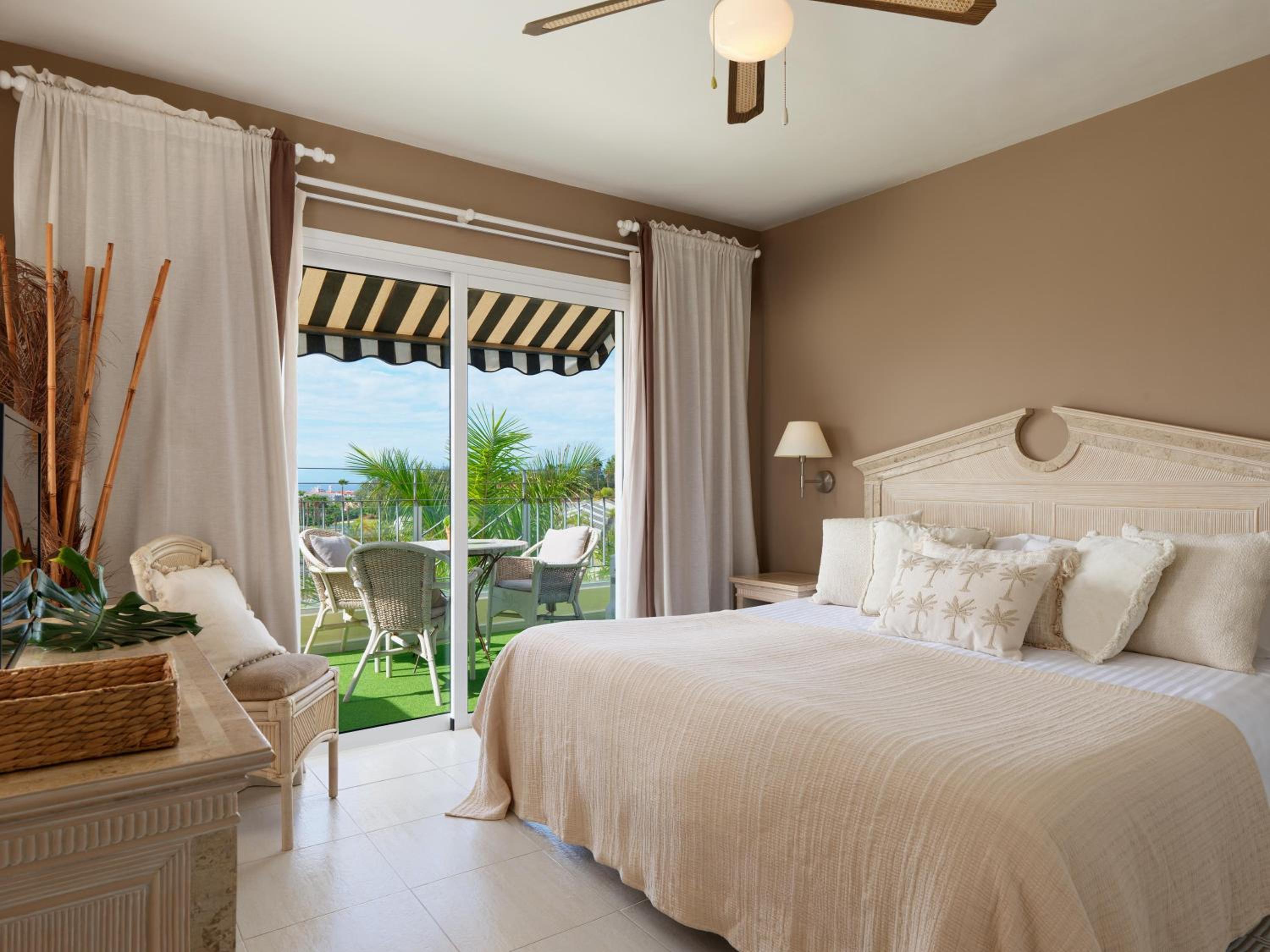2 Bedrooms, Suite, 4 Beds, Sofa