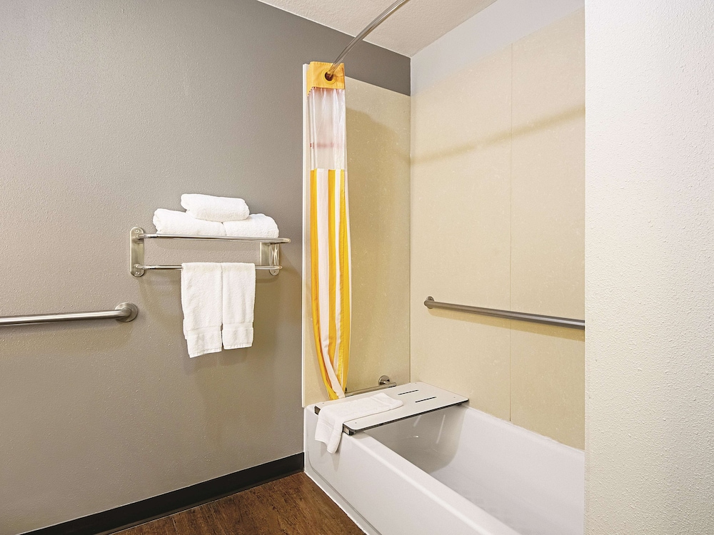 La Quinta Inn & Suites by Wyndham McKinney 44/45