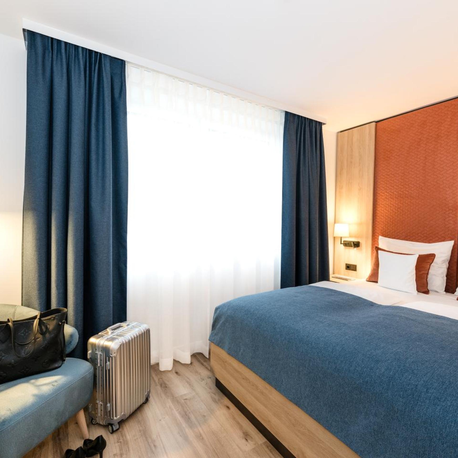 Room, Queen Bed, Forest View