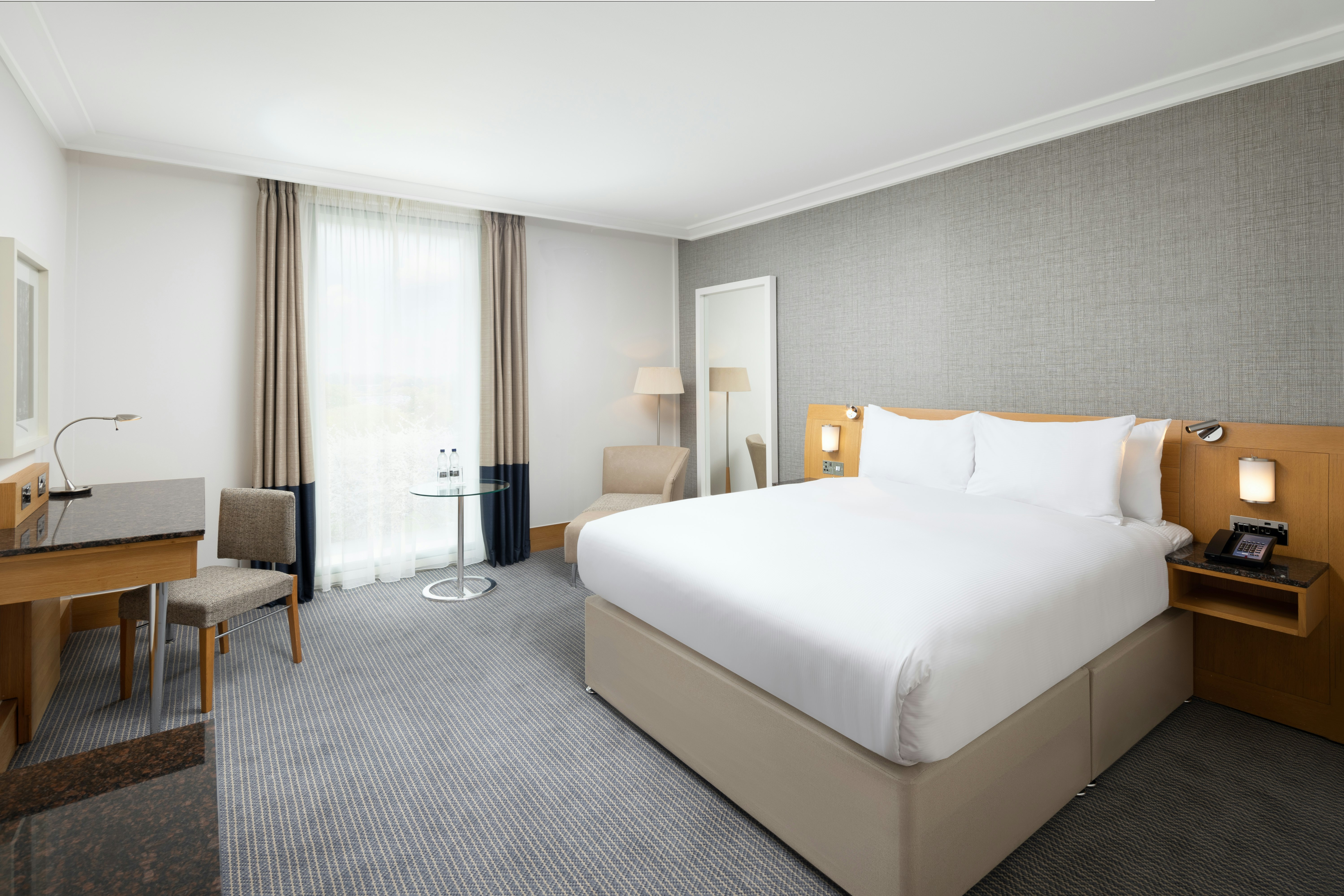 EXECUTIVE, KING BED