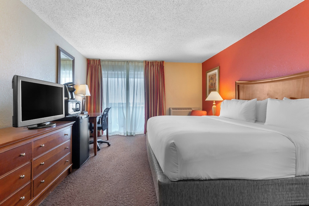 Holiday Inn Express Chicago Downers Grove 24/74