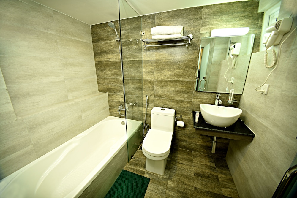 The Milestone Hotel 50/54