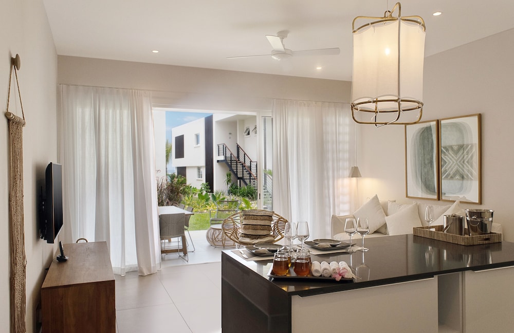 O Biches by Horizon Holidays 40/48
