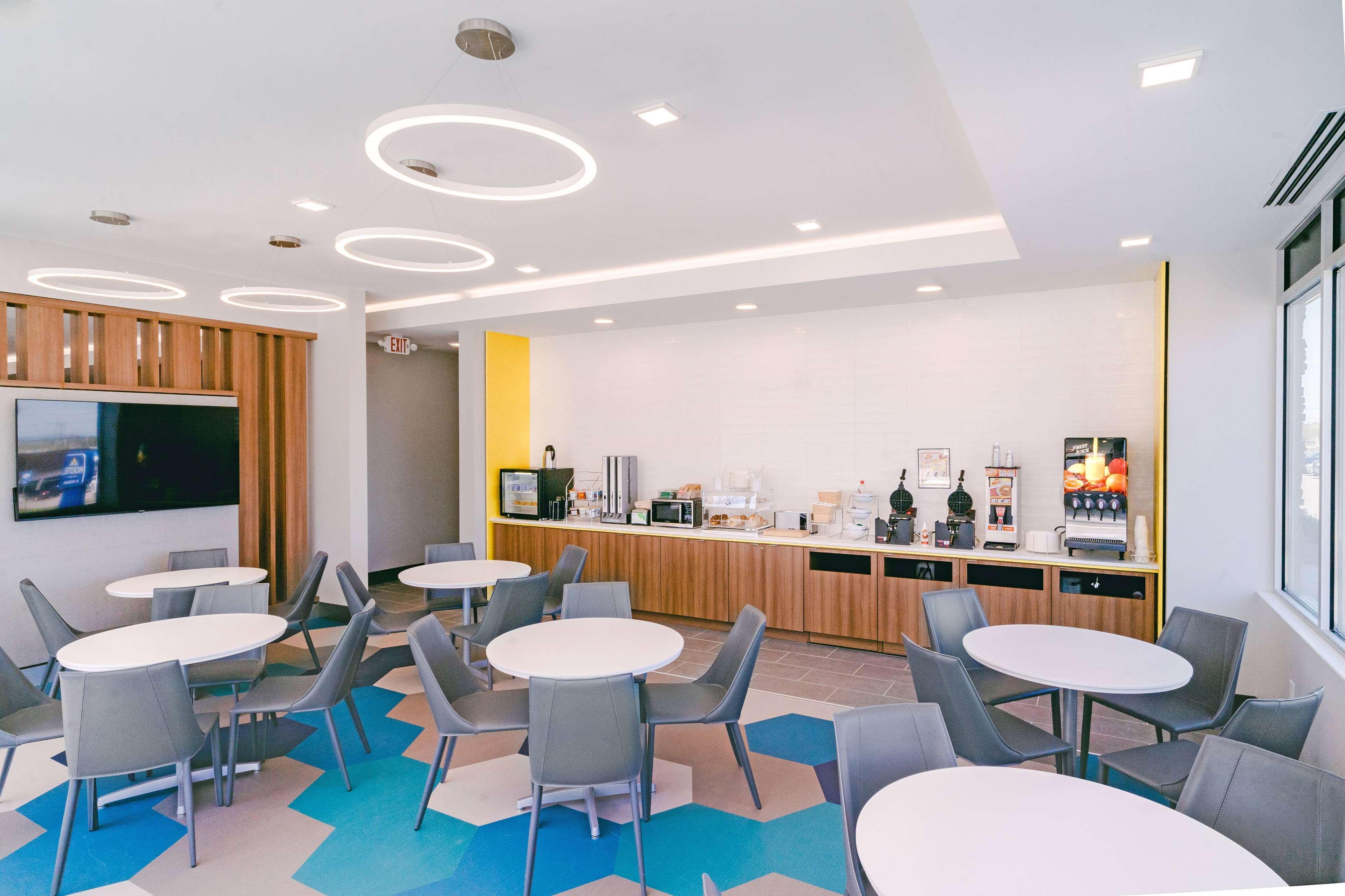 Microtel Inn & Suites by Wyndham Newark NY 25/27