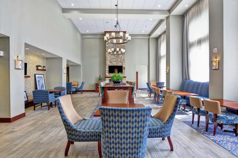 Hampton Inn & Suites Fredericksburg-at Celebrate Virginia 7/39