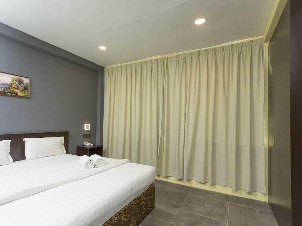 OYO 89619 De Choice Hotel 14/23