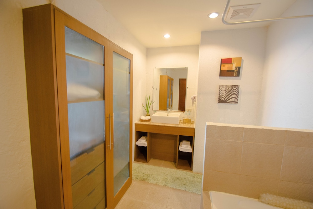 Suite, 2 Queen Beds, Almont Inland Resort 7/8
