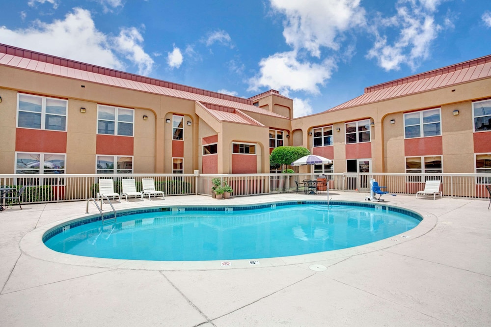 Ramada By Wyndham West Memphis 1/25