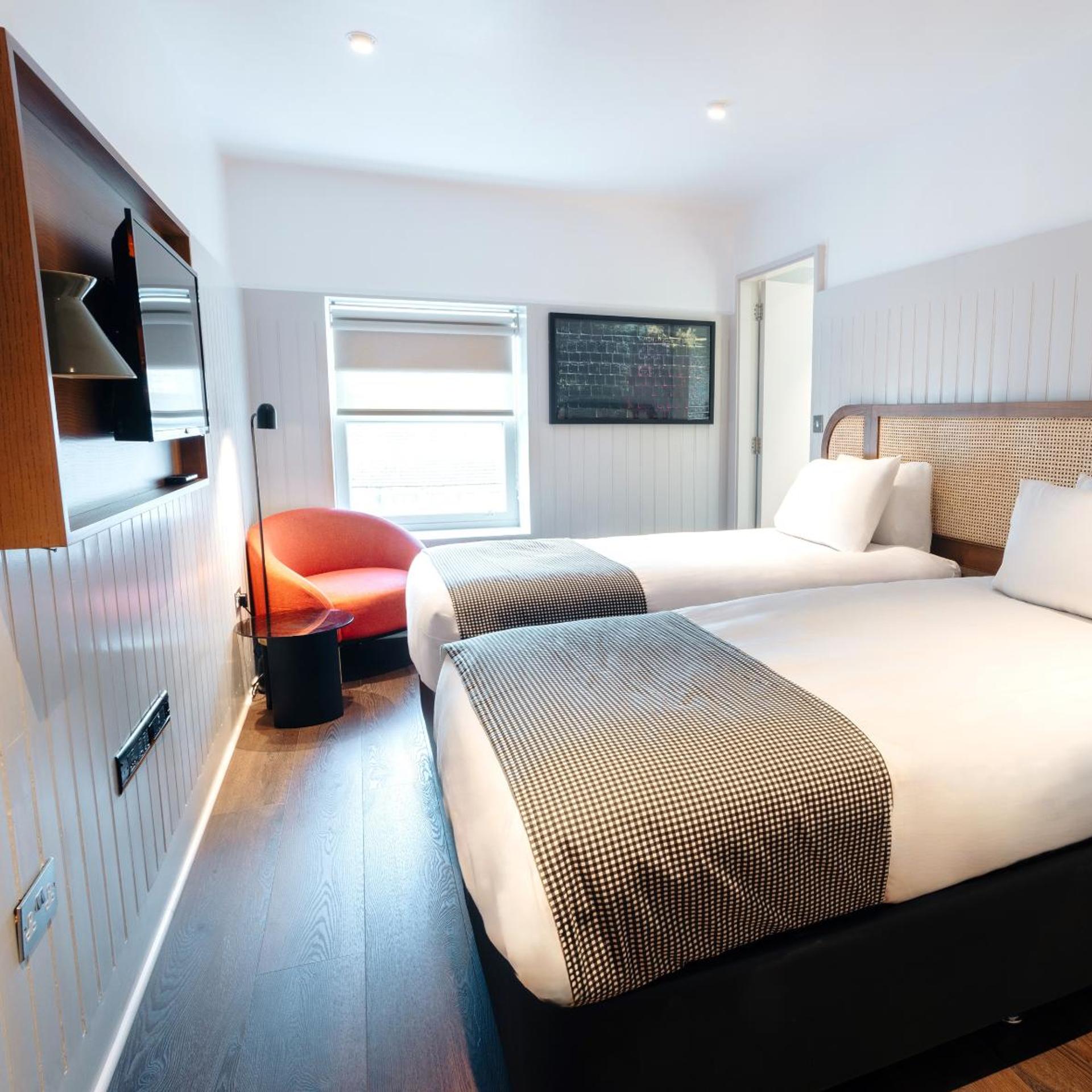 ROOM, TWIN BEDS