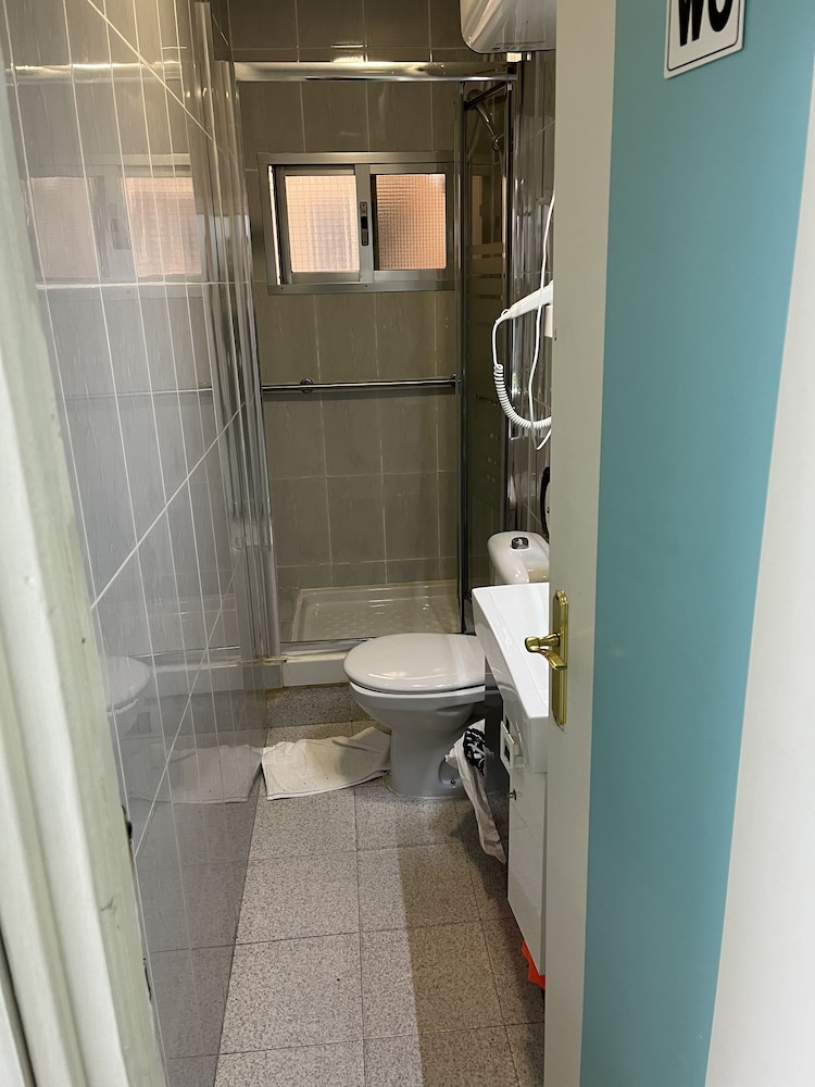 Hostel Almansa 48/50