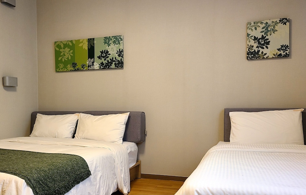 ROOM, TRIPLE