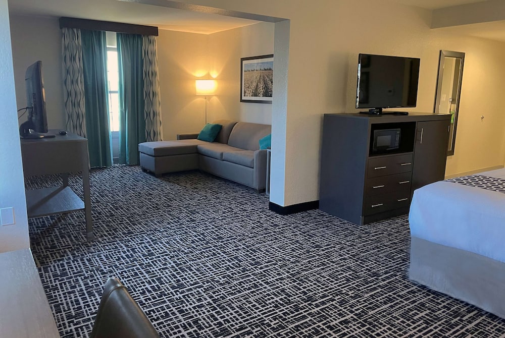 La Quinta Inn and Suites by Wyndham Jonesboro 7/26