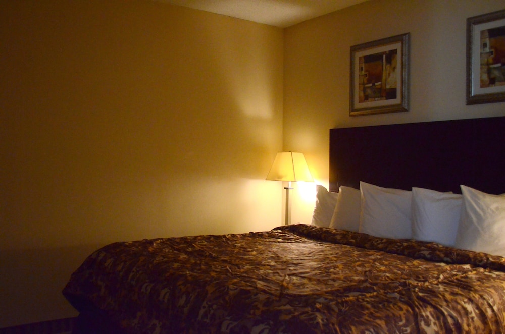 Rodeway Inn & Suites East Windsor CT 13/44