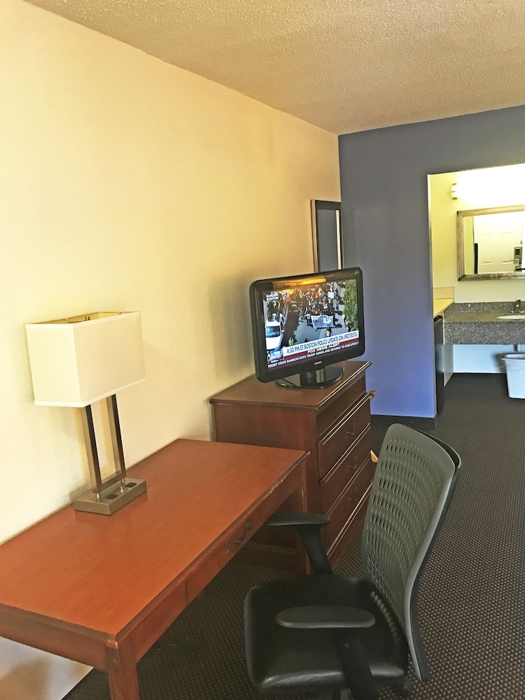 Days Inn & Suites by Wyndham Mobile 33/38
